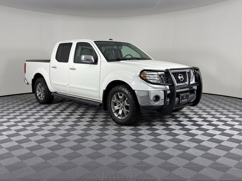Used 2019 Nissan Frontier SL image 3