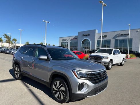 Used 2024 Volkswagen Atlas SE AWD/4WD image 2