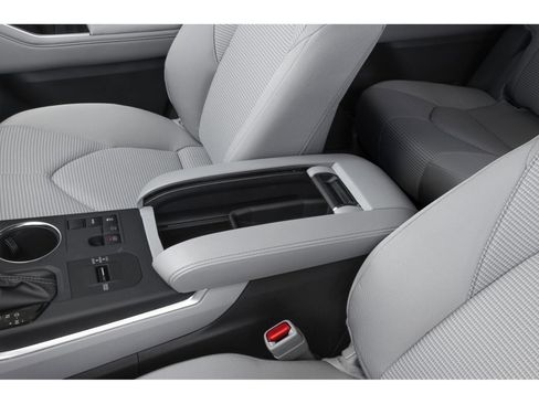 Used 2025 Toyota Highlander LE FWD image 12