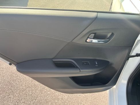Used 2017 Honda Accord Touring image 14