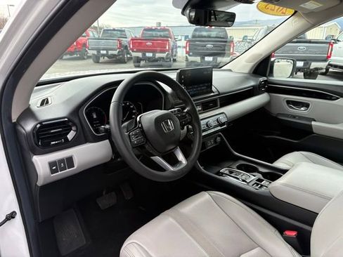 Used 2025 Honda Pilot EX-L image 3
