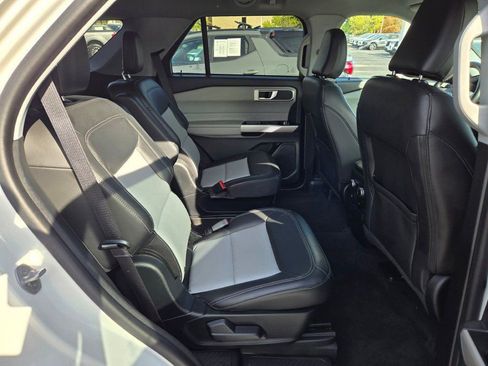 Used 2022 Ford Explorer XLT w/ Equipment Group 202A image 9
