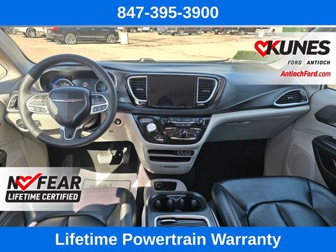 Used 2024 Chrysler Pacifica Touring-L image 40