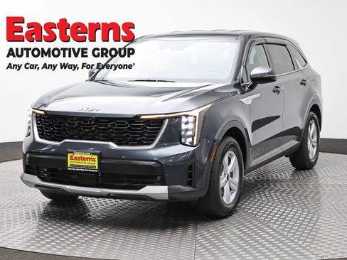 Used 2024 Kia Sorento LX image 1