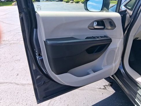 Used 2023 Chrysler Pacifica Touring-L FWD image 9