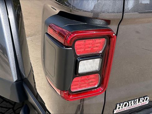 Used 2025 Jeep Gladiator Rubicon w/ Convenience Group AWD/4WD image 28