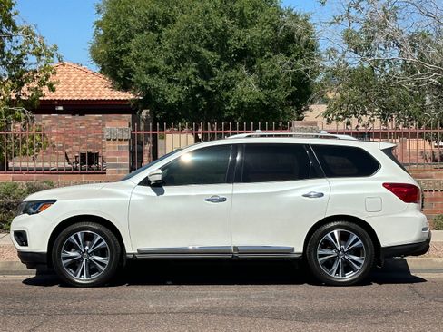 Used 2017 Nissan Pathfinder Platinum FWD image 3