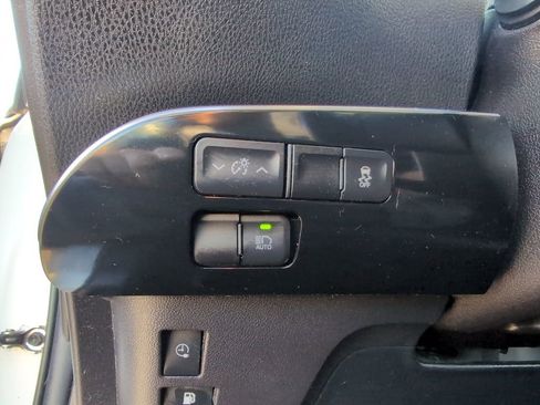 Used 2017 Toyota Prius Prime Premium image 17