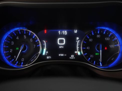 Used 2019 Chrysler Pacifica Touring-L w/ Advanced Safetytec Group FWD image 27
