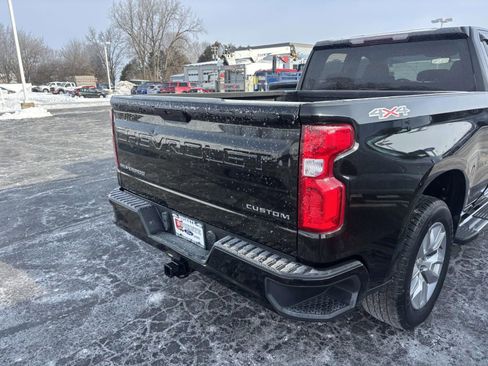 Used 2020 Chevrolet Silverado 1500 Custom w/ Custom Value Package image 10