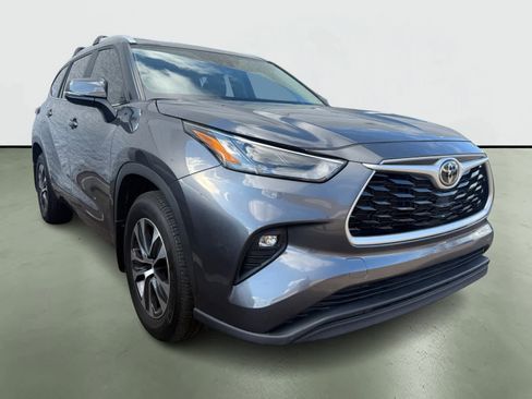 Used 2023 Toyota Highlander XLE image 5