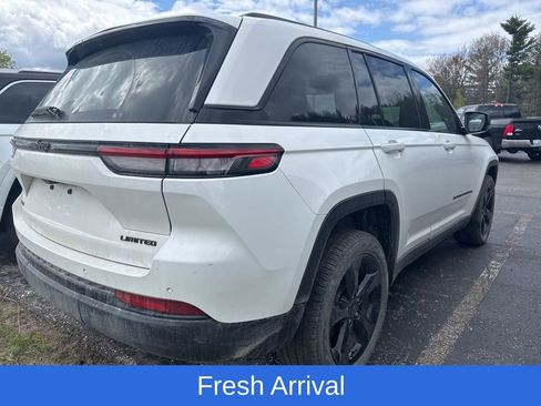 Used 2023 Jeep Grand Cherokee Limited w/ Black Appearance Package AWD/4WD image 4