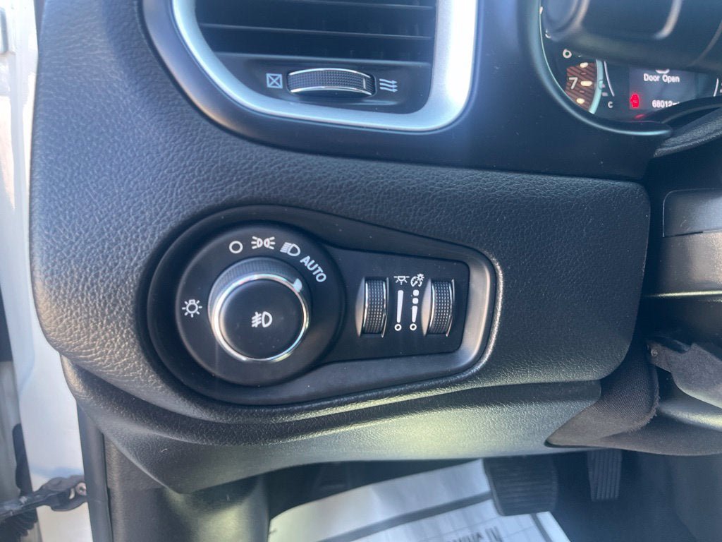 Used 2020 Jeep Renegade Latitude FWD image 17