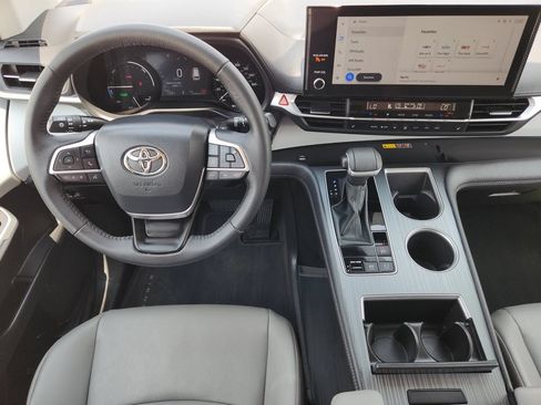 Used 2026 Toyota Sienna XLE FWD image 29
