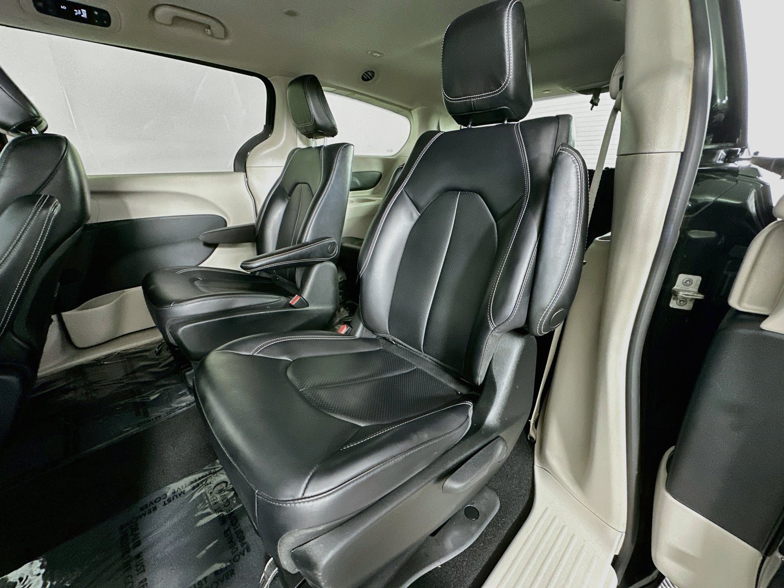 Used 2023 Chrysler Pacifica Touring-L FWD image 24
