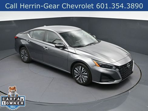 Used 2024 Nissan Altima 2.5 SV FWD image 37