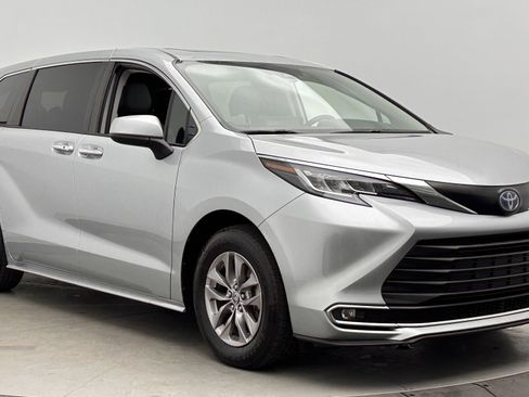 Used 2022 Toyota Sienna XLE image 3