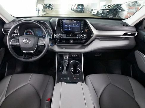 Used 2021 Toyota Highlander XLE AWD/4WD image 7