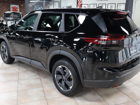 Used 2024 Nissan Rogue SV AWD/4WD image 3