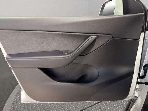 Used 2022 Tesla Model Y Long Range image 15