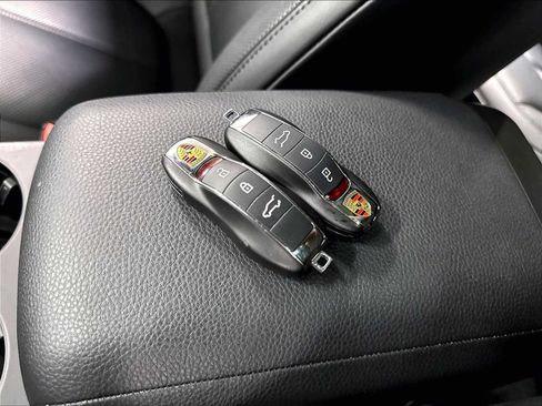 Used 2026 Porsche Macan AWD/4WD image 36