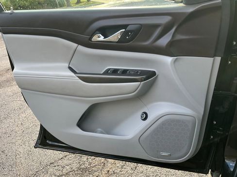 Certified 2023 GMC Acadia SLT image 10