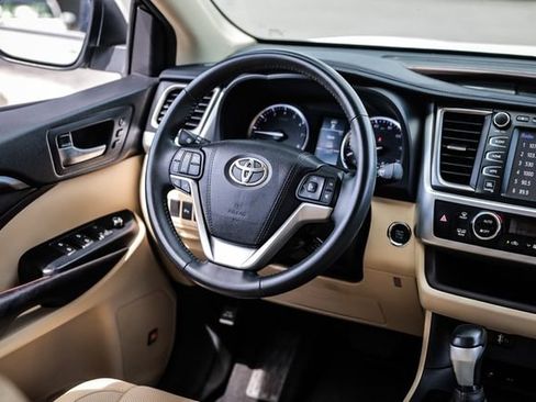 Used 2016 Toyota Highlander Limited FWD image 26