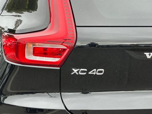 Certified 2025 Volvo XC40 B5 Plus AWD/4WD image 32