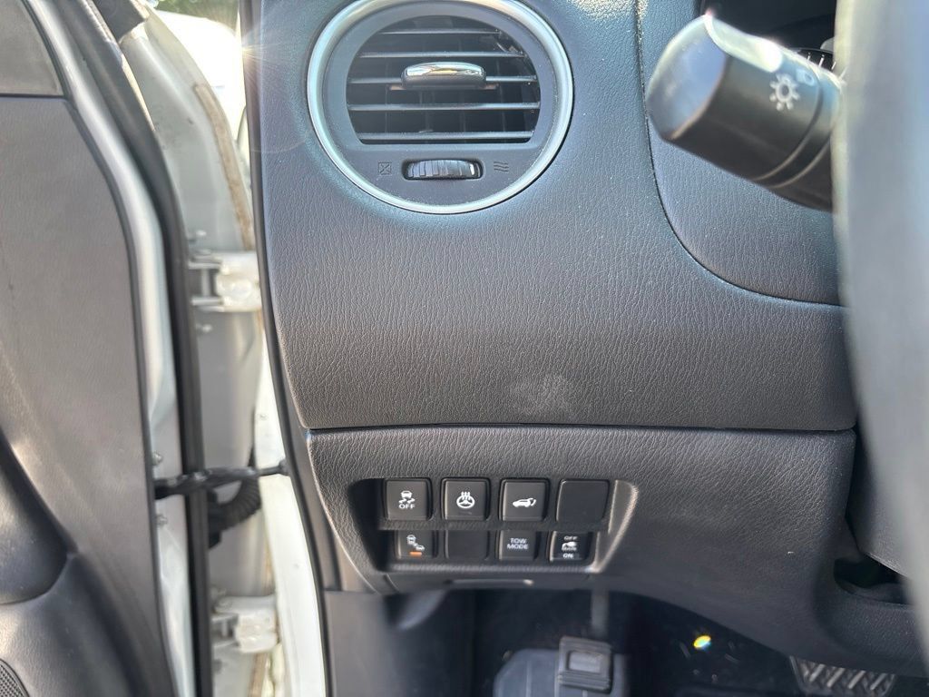 Used 2018 Nissan Pathfinder SL AWD/4WD image 14
