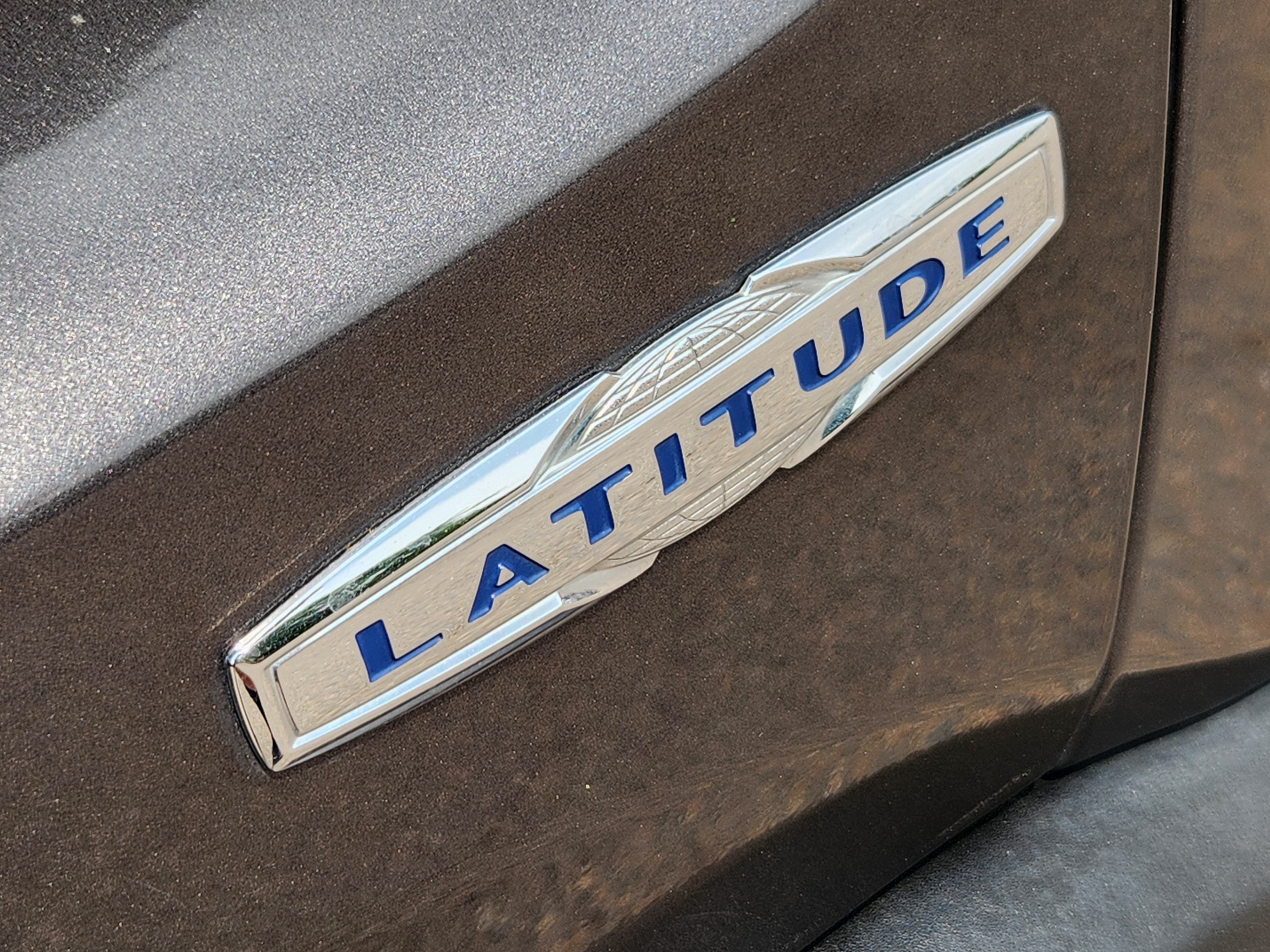 Used 2018 Jeep Renegade Latitude AWD/4WD image 8