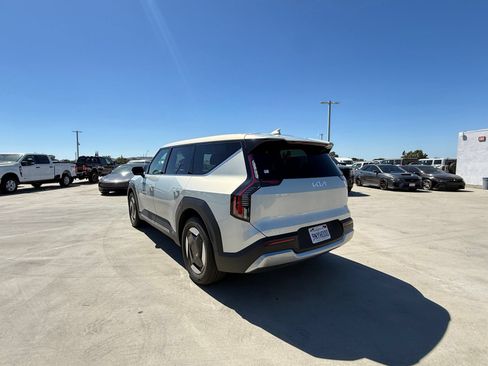 Used 2024 Kia EV9 Light RWD image 2