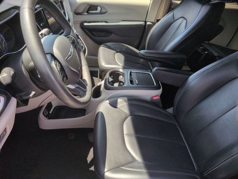Used 2023 Chrysler Pacifica Touring-L FWD image 15