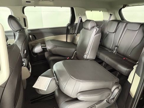 New 2026 Kia Carnival EX image 21