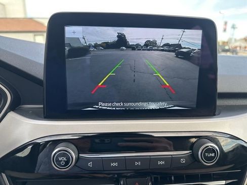 Used 2022 Ford Escape SE w/ SE Sport Appearance Package image 25