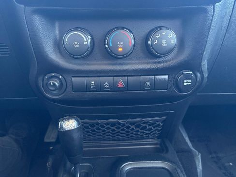 Used 2017 Jeep Wrangler Unlimited Sahara w/ Connectivity Group AWD/4WD image 25