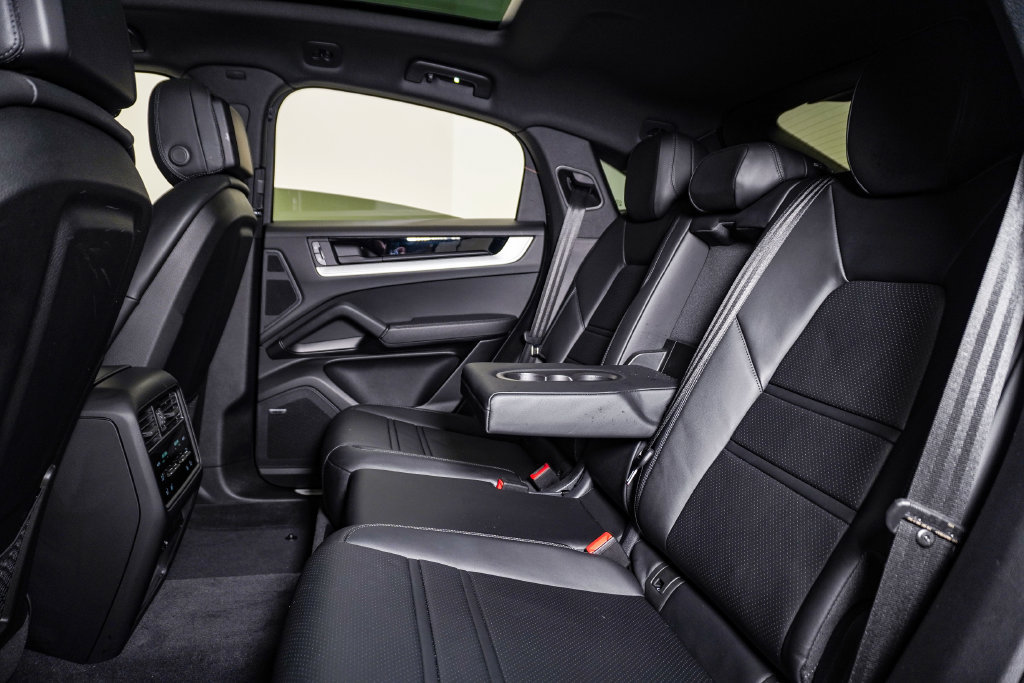 Certified 2026 Porsche Cayenne E-Hybrid Coupe AWD/4WD image 17