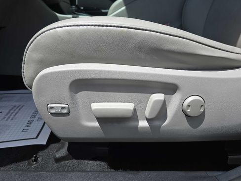 Used 2019 Toyota Highlander XLE AWD/4WD image 19