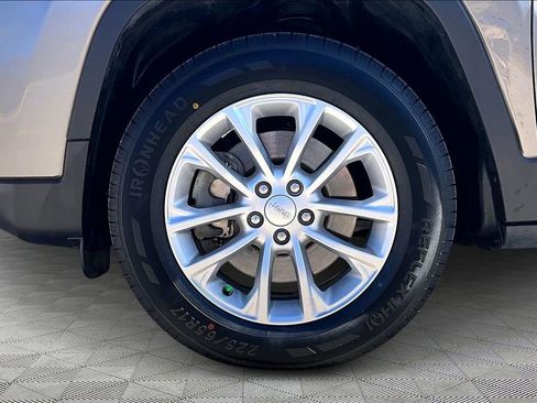 Used 2019 Jeep Cherokee Latitude w/ Cold Weather Group image 9