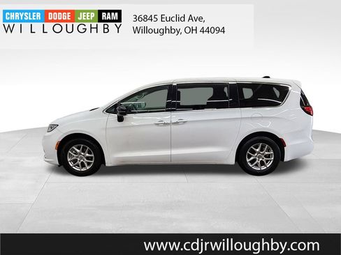 Used 2024 Chrysler Pacifica Touring-L FWD image 5