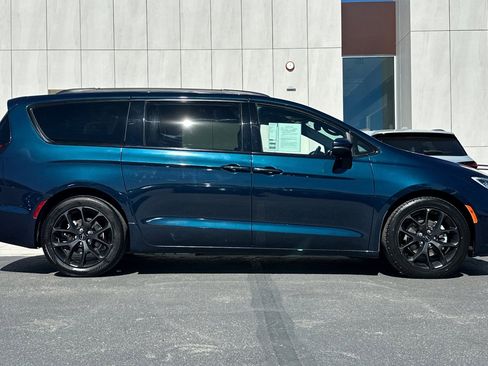 Used 2022 Chrysler Pacifica Touring-L w/ S Appearance Package image 2