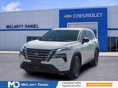 Used 2024 Nissan Rogue S FWD image 2
