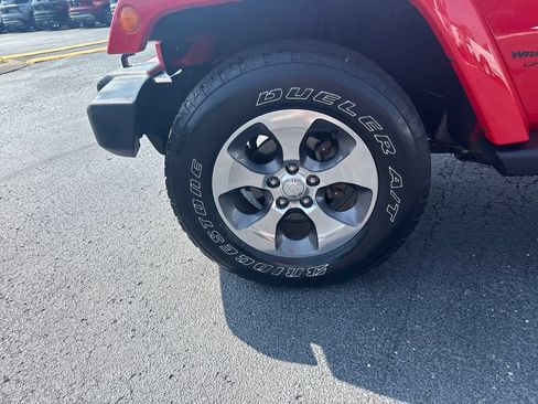 Used 2018 Jeep Wrangler Unlimited Sahara w/ Connectivity Group AWD/4WD image 31