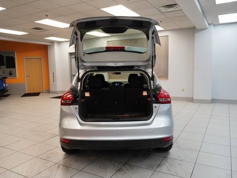 Used 2017 Ford Focus SE w/ SE Winter Package image 9