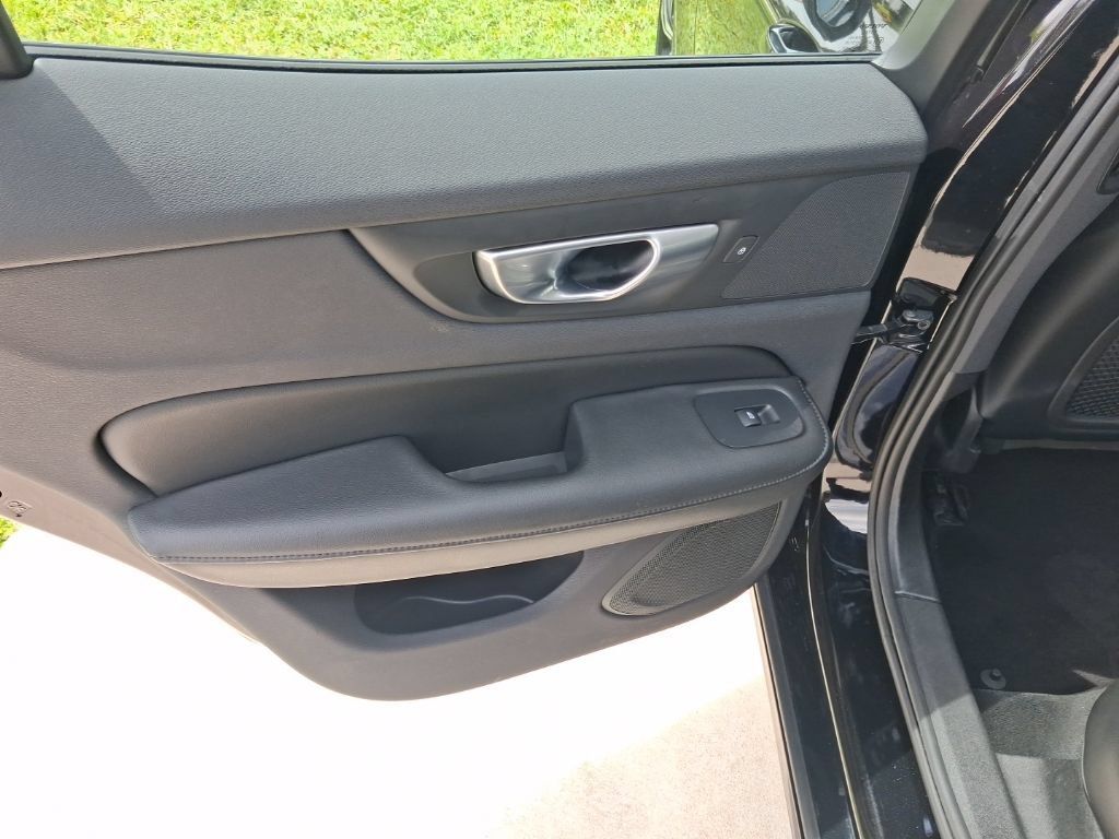 Used 2025 Volvo S60 B5 Core FWD image 11