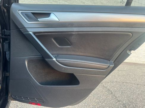 Used 2015 Volkswagen Golf TDI S image 16