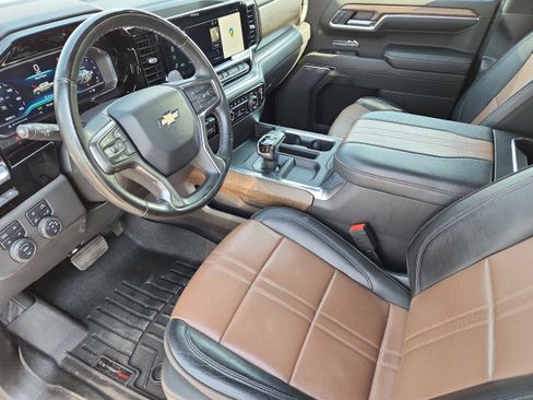 Used 2023 Chevrolet Silverado 1500 High Country w/ Technology Package AWD/4WD image 9