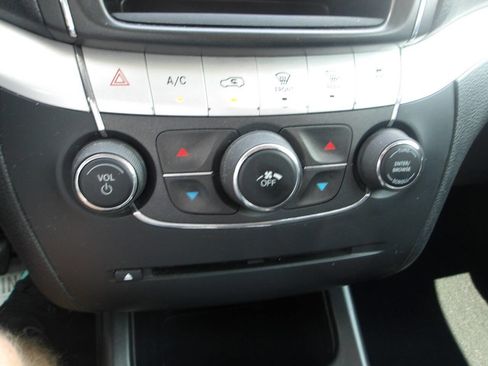 Used 2017 Dodge Journey SE image 15