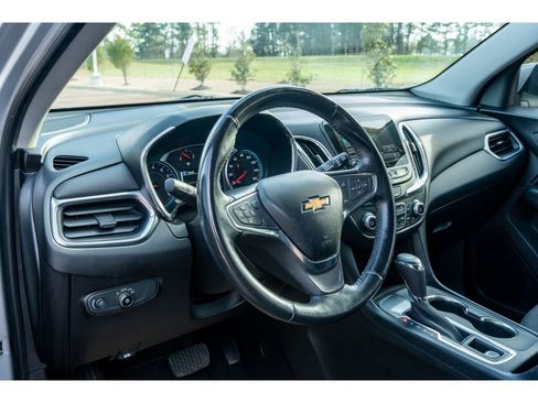 Used 2018 Chevrolet Equinox LT w/ Sun & Infotainment Package image 12