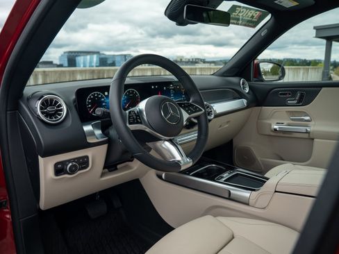 Used 2026 Mercedes-Benz GLB 250 4MATIC image 16