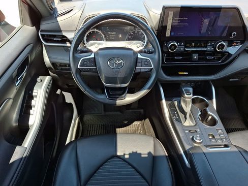 Certified 2024 Toyota Highlander XSE AWD/4WD image 16